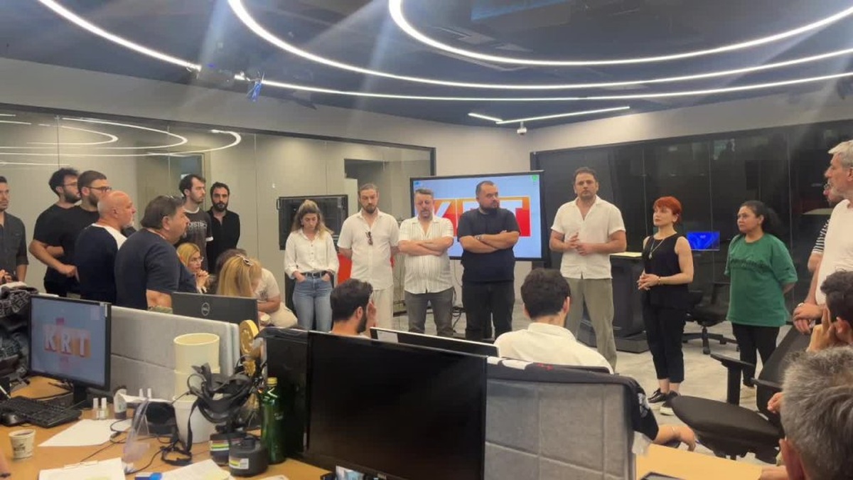 KRT TV çalışanları alacakları için eylemde: İşveren Fırat Bozfırat görüşmeye gelmedi