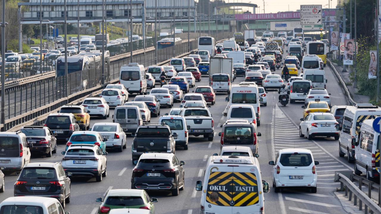 istanbul-trafik-aa-2210241.jpg