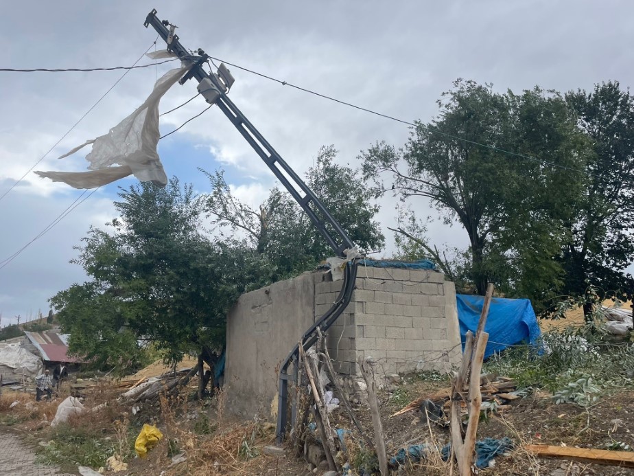 Ağrı’da fırtına çatıları uçurdu: 74 yapı zarar gördü