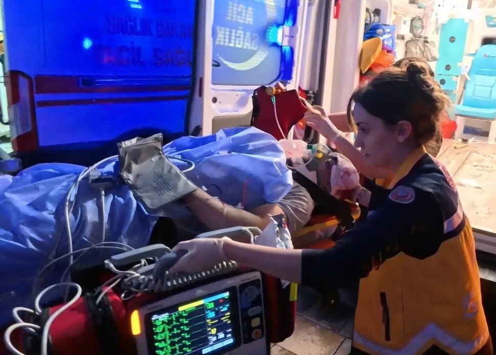 Önce komşusunu sonra annesi ile kardeşini ardından kendini vurdu