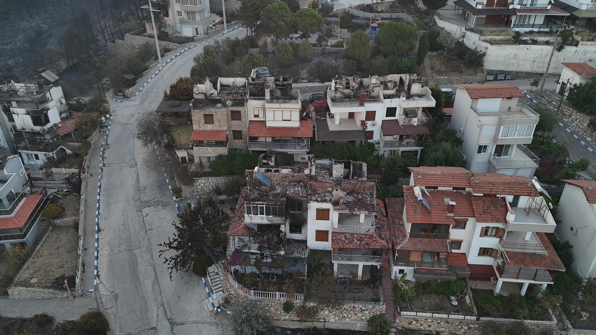 İzmir'de orman yangını sürüyor: 5 köy ve 2 mahalle tahliye edildi
