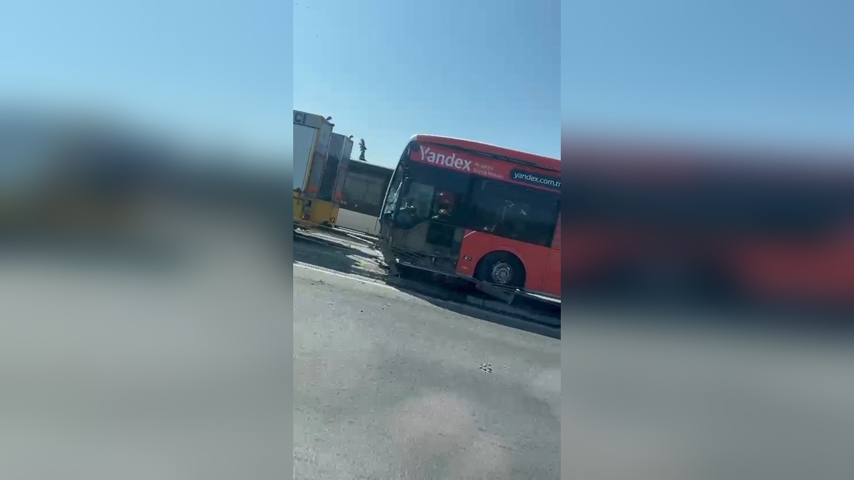 Haliç Köprüsü'nde metrobüs kazası: 2 yaralı