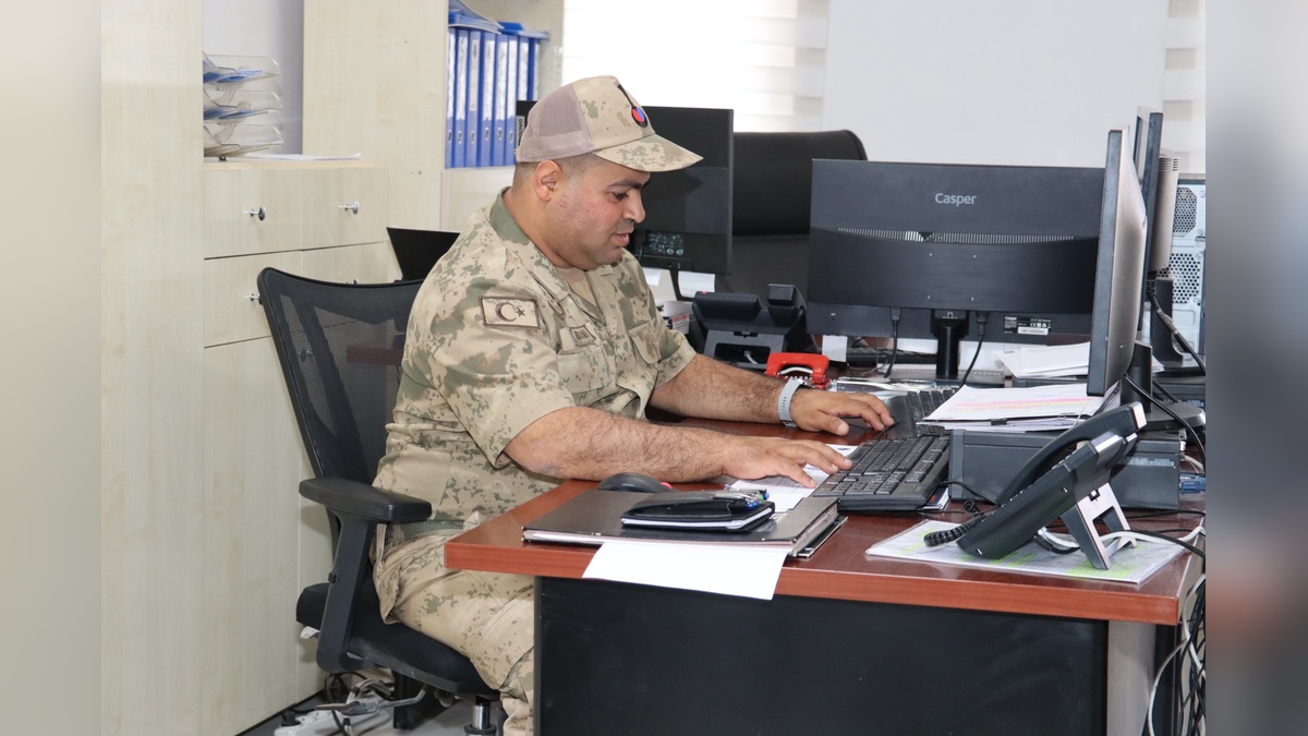 Hakkari'de özel gereksinimli Umut Karaman bir günlüğüne asker oldu