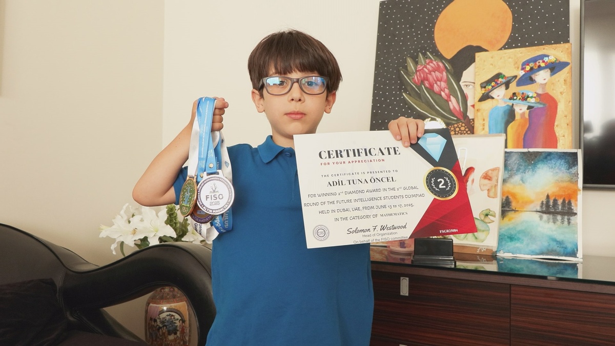 7 yaşındaki Adil Tuna Öncel, Dubai'de matematik olimpiyatlarında elmas madalya kazandı
