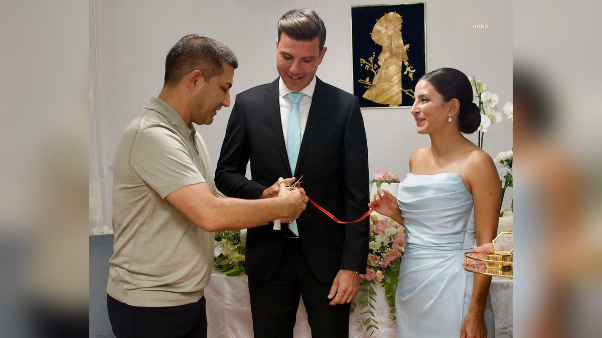 Kuşadası Belediye Başkanı Günel, hakem Özyemişçioğlu ve Değirmenci'nin nişan yüzüklerini taktı
