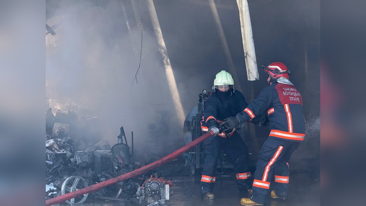 Adapazarı'nda traktör bayisinde yangın: 2 saatte kontrol altına alındı