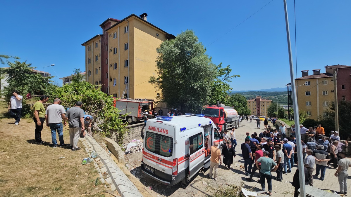 Çaycuma'da apartman patlaması: 1'i ağır 5 yaralı