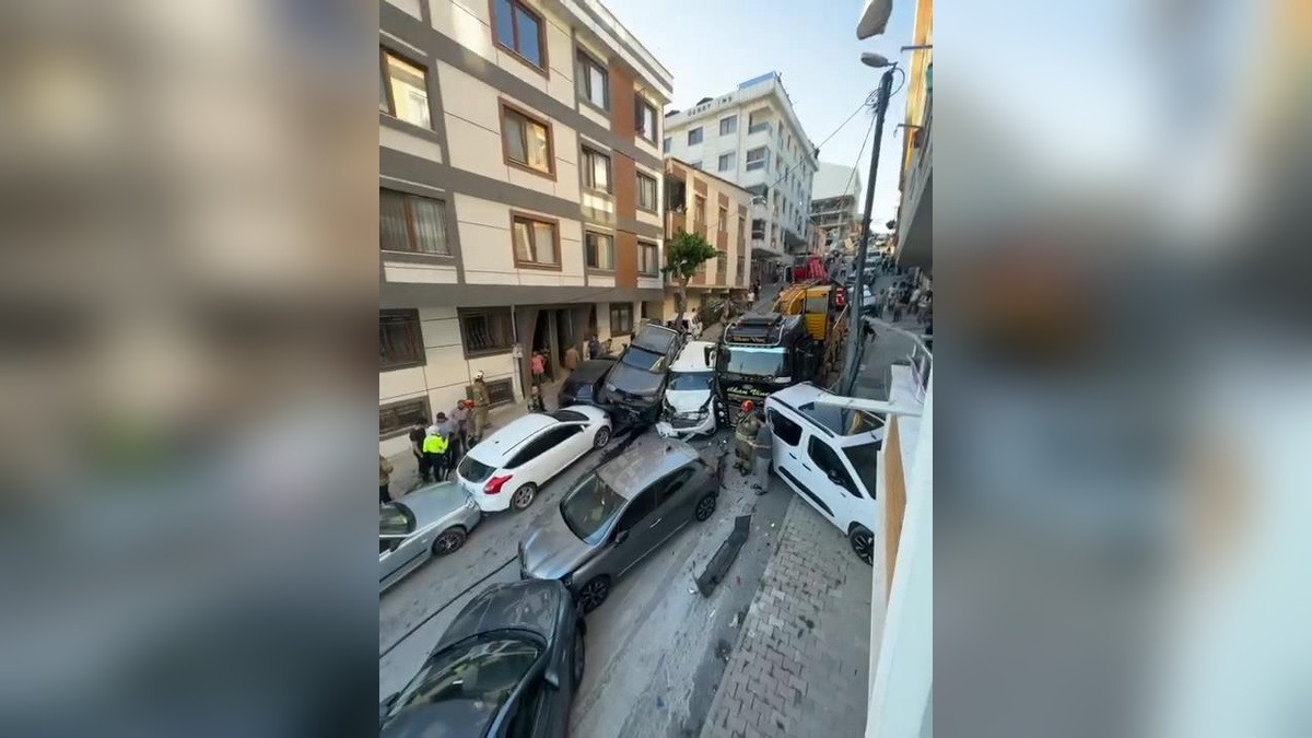 Başakşehir'de kontrolden çıkan vinç 18 araca çarptı