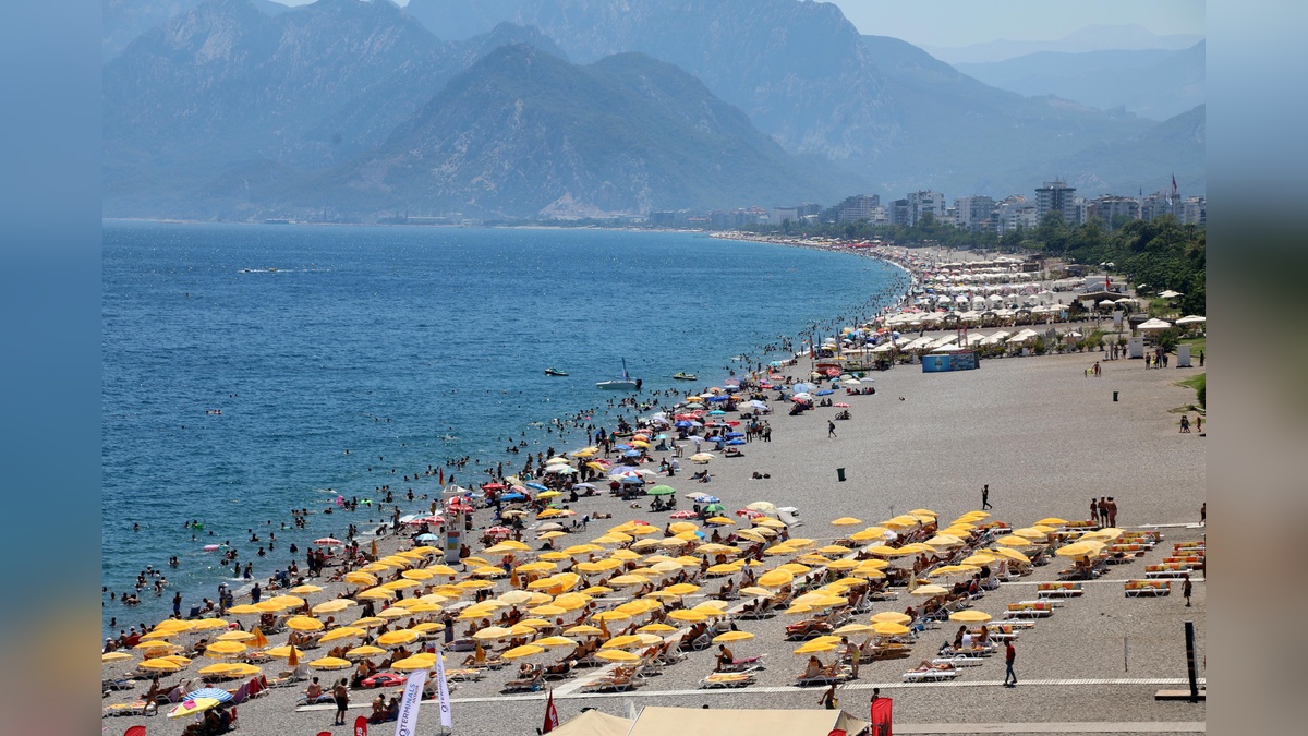 Antalya'da 40 derece sıcaklık: Konyaaltı Sahili tıklım tıklım