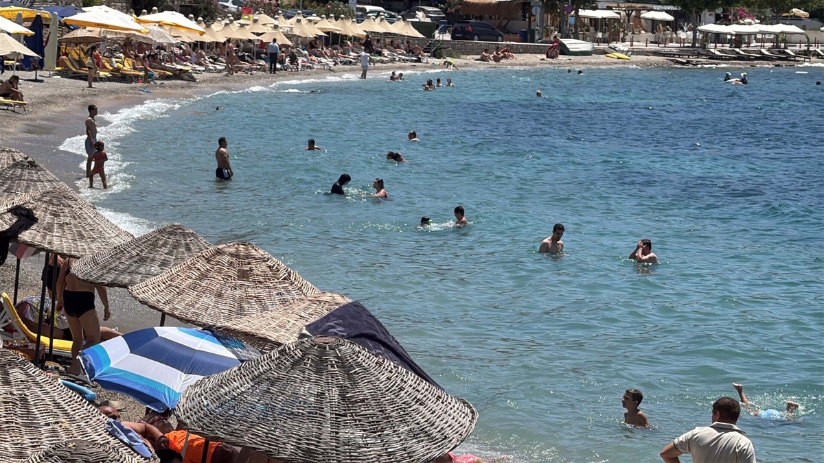 Bodrum'da sıcaklık 36 dereceye ulaştı: Sahil şemsiyeleri açık
