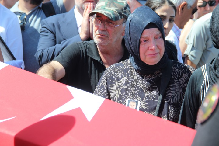 İzmir’de şehit düşen polislere son görev