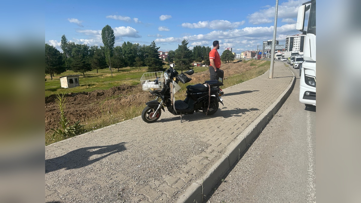 Sivas'ta TIR'ın çarpması sonucu elektrikli bisiklet sürücüsü ağır yaralandı